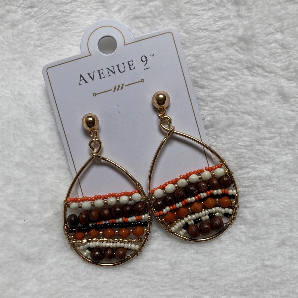 NWT Avenue 9 beaded earrings